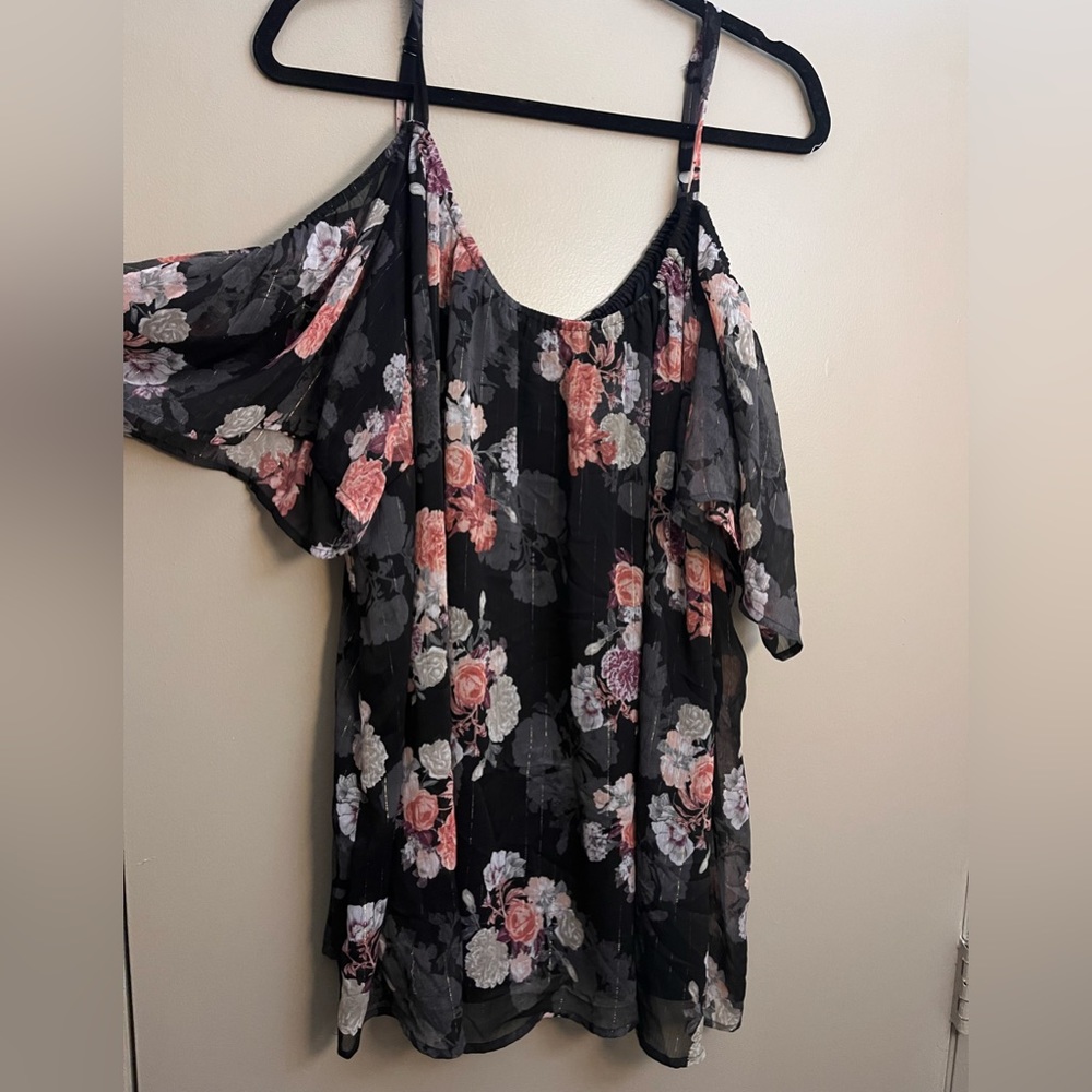 Torrid cold shoulder black floral shirt size 4